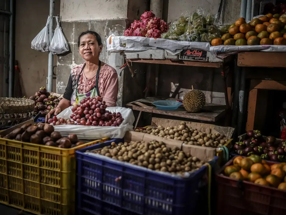 A wooden tray of fresh mangosteen, rambutan and longan in natural light.